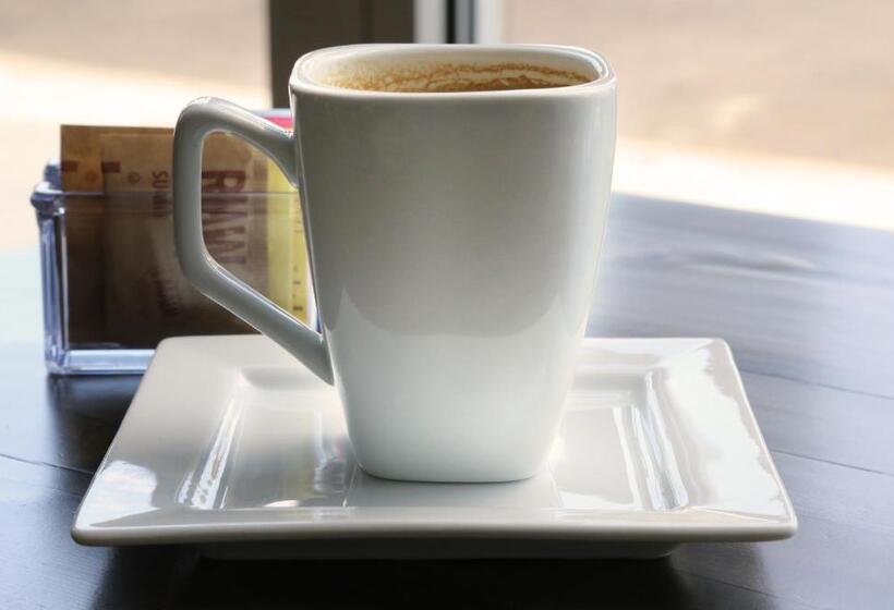 בית מלון כפרי Wyndham Garden Laguardia South