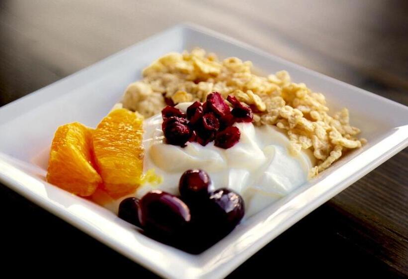 בית מלון כפרי Wyndham Garden Laguardia South