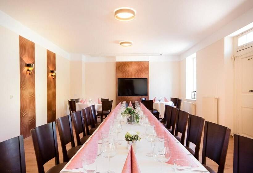 Отель Zur Burg Gmbh