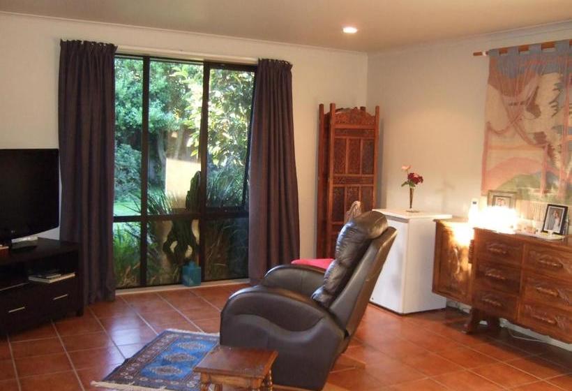 Jade Owl Bed And Breakfast