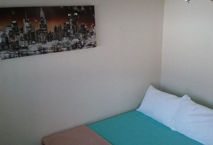 فندق على الطريق The Ramona Inn