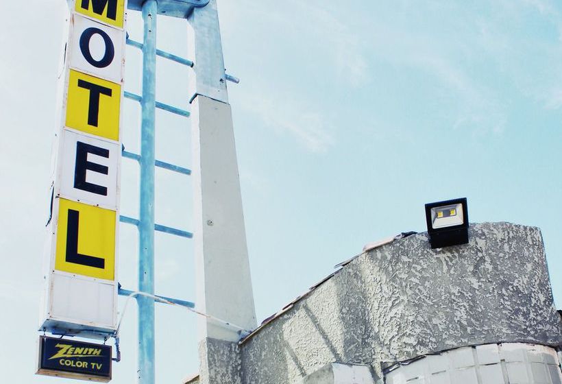 فندق على الطريق The Ramona Inn