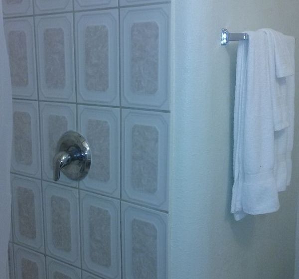 فندق على الطريق The Ramona Inn