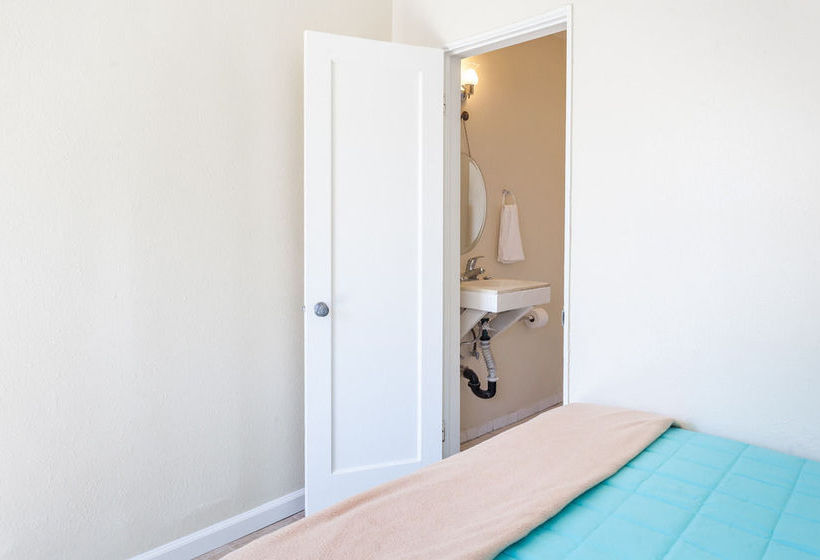 فندق على الطريق The Ramona Inn