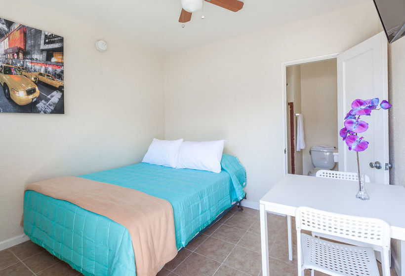 فندق على الطريق The Ramona Inn