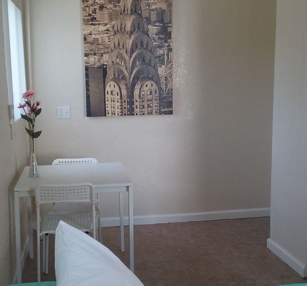 فندق على الطريق The Ramona Inn