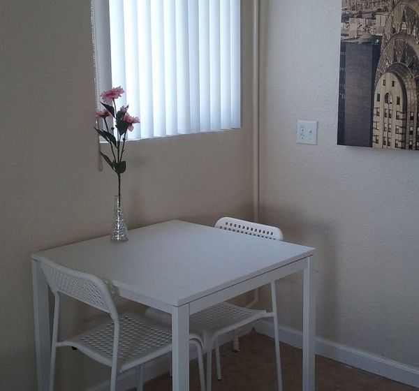 فندق على الطريق The Ramona Inn