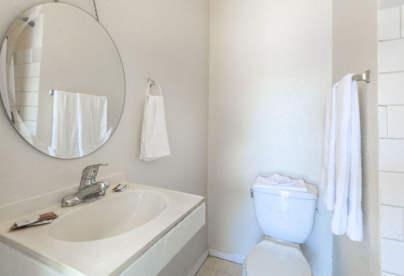 فندق على الطريق The Ramona Inn