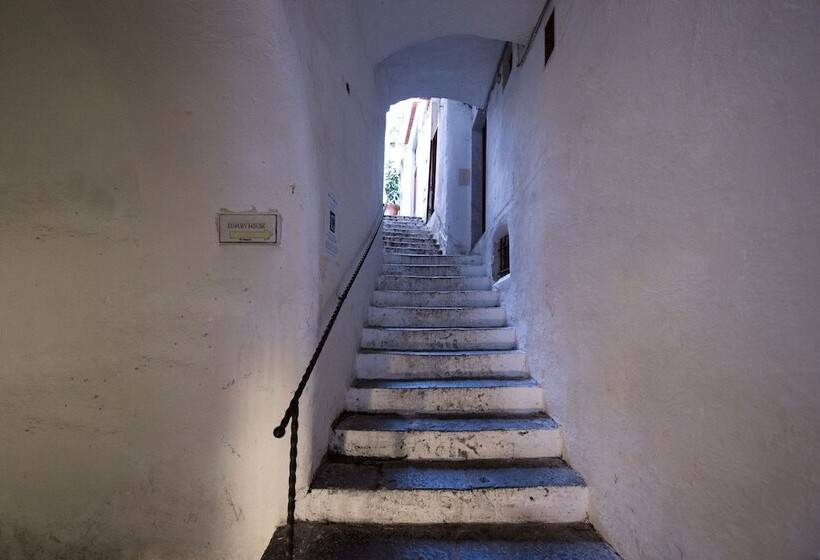 تختخواب و صبحانه Amalfi Luxury House