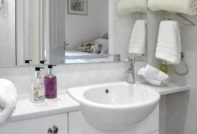 تختخواب و صبحانه Sea Breezes Guest House