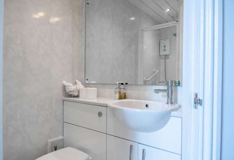 تختخواب و صبحانه Sea Breezes Guest House