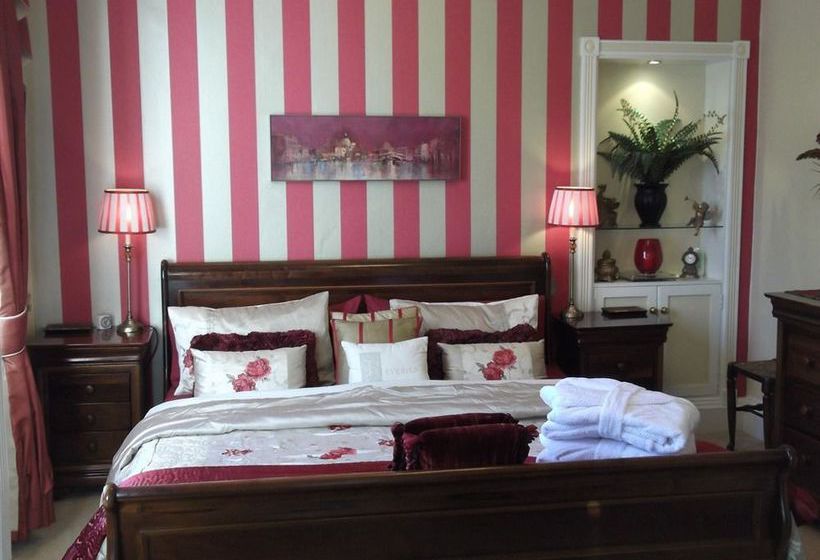 Holly House Bed & Breakfast & Apartments