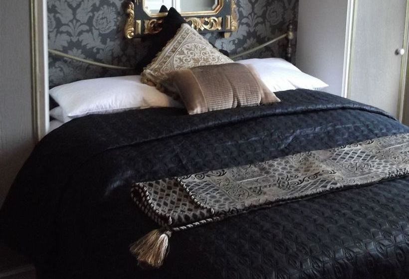 Holly House Bed & Breakfast & Apartments