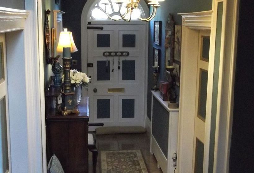 Holly House Bed & Breakfast & Apartments