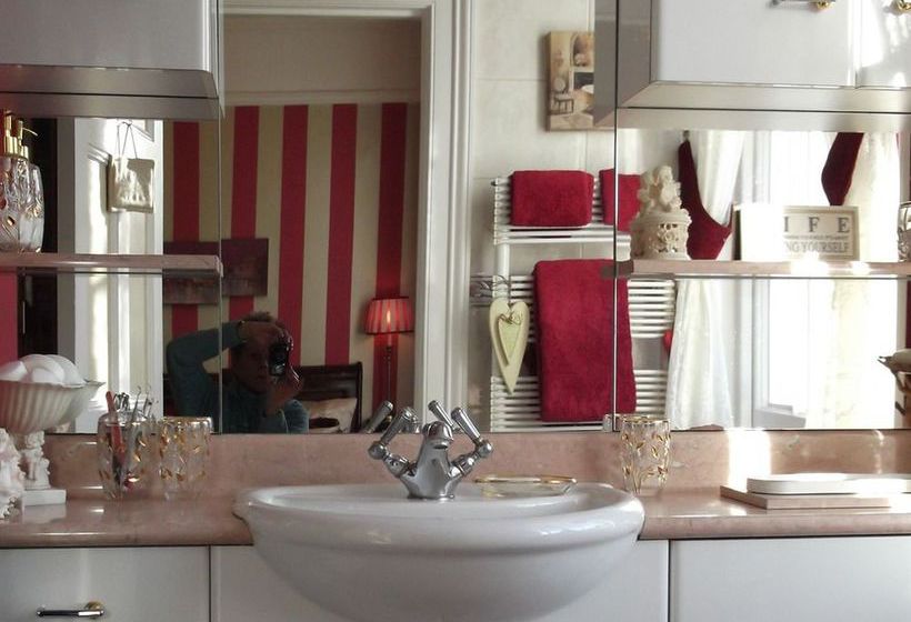 Holly House Bed & Breakfast & Apartments