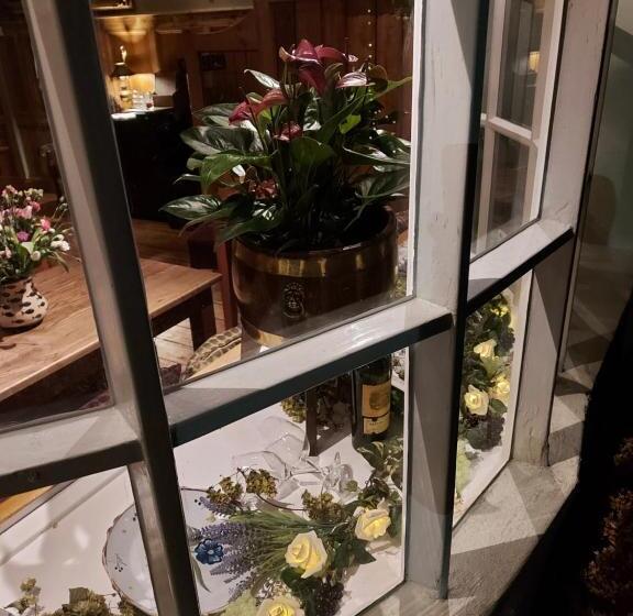 هتل Anzac Street B+bistro