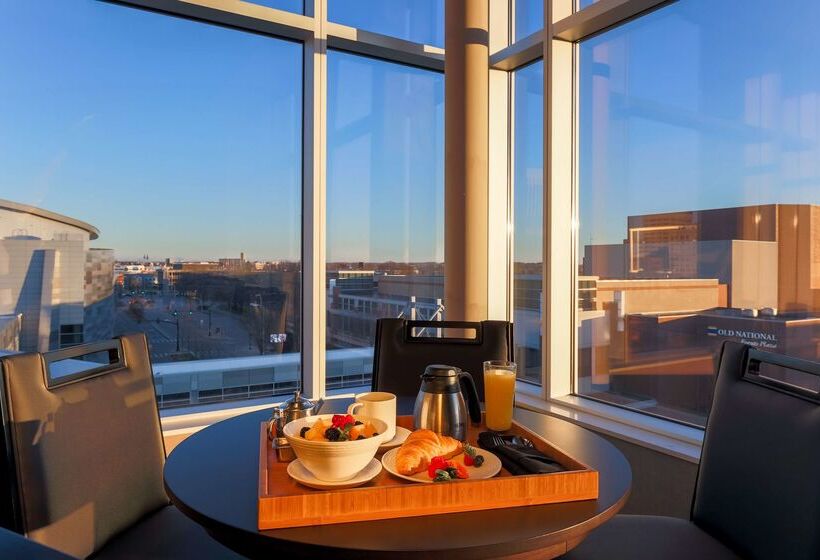 ホテル Doubletree By Hilton Evansville