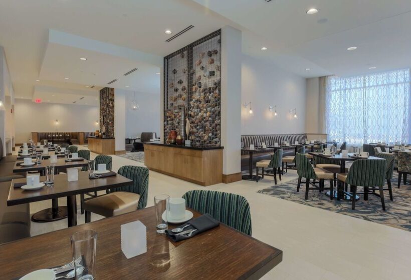 ホテル Doubletree By Hilton Evansville