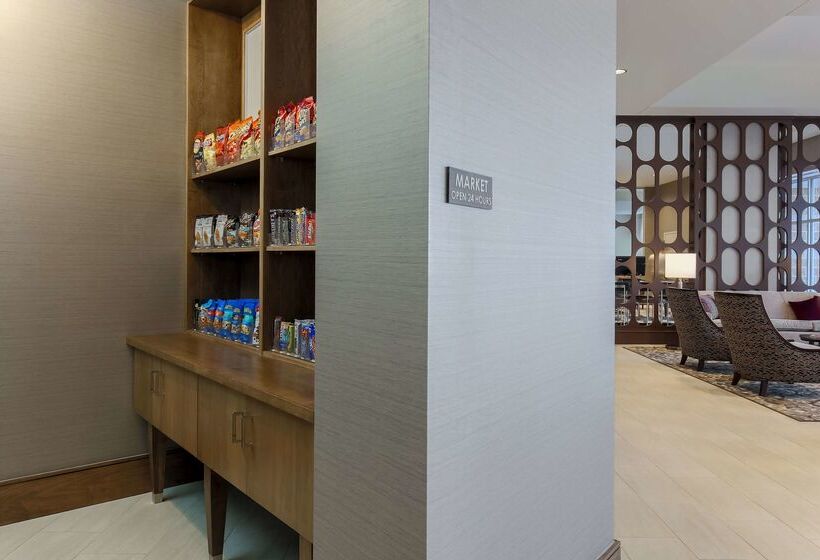 ホテル Doubletree By Hilton Evansville