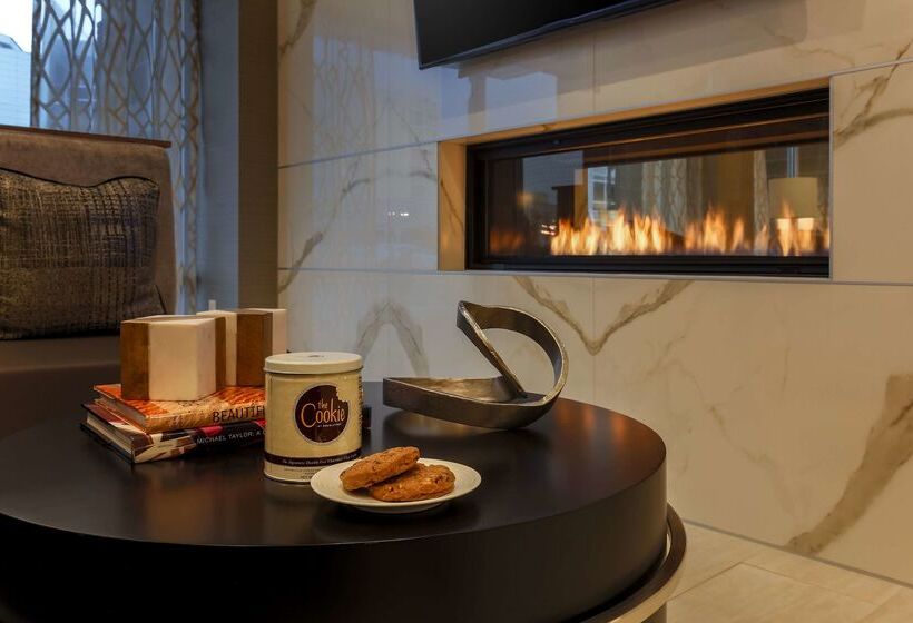 ホテル Doubletree By Hilton Evansville