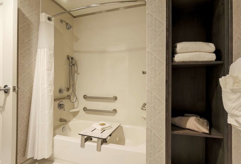 ホテル Doubletree By Hilton Evansville