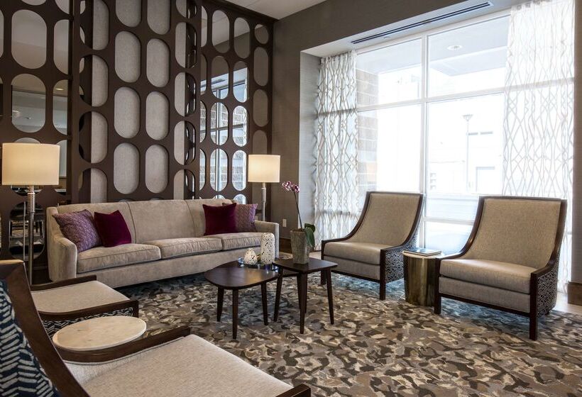 ホテル Doubletree By Hilton Evansville