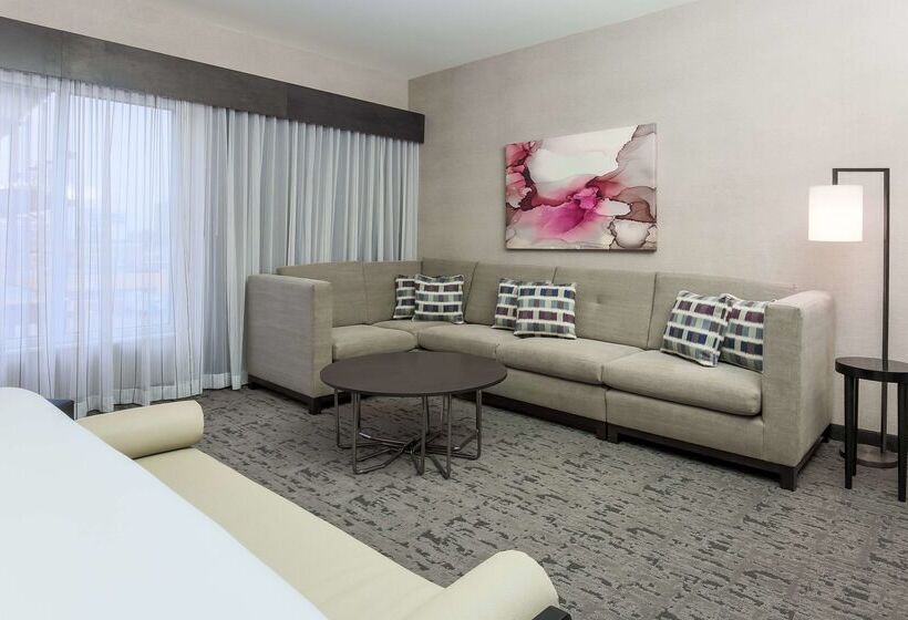 ホテル Doubletree By Hilton Evansville