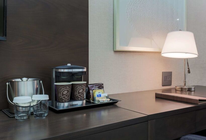 ホテル Doubletree By Hilton Evansville