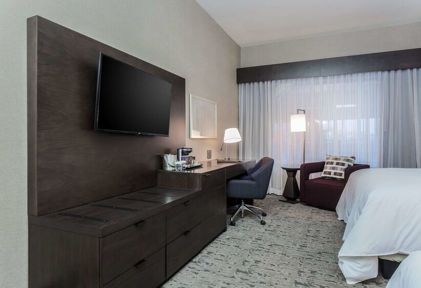 ホテル Doubletree By Hilton Evansville