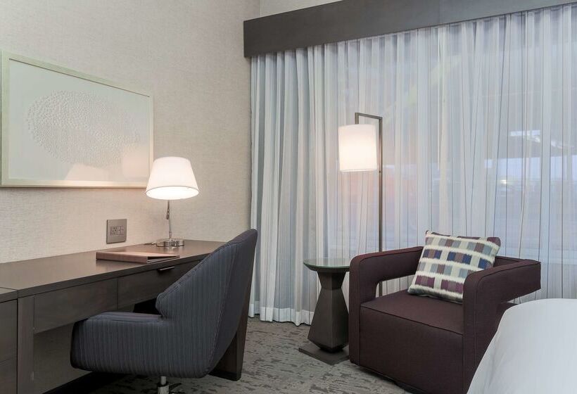 ホテル Doubletree By Hilton Evansville