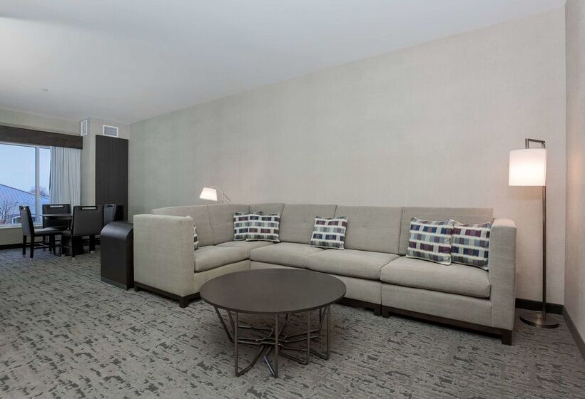 ホテル Doubletree By Hilton Evansville