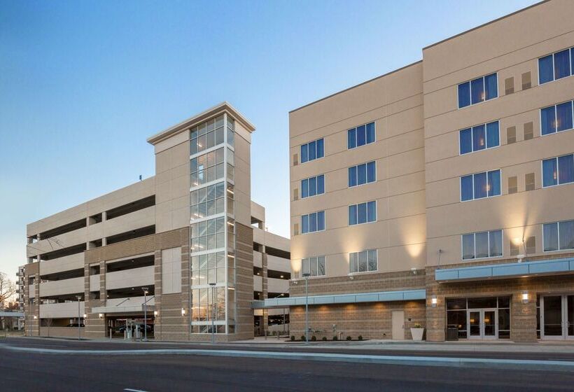 ホテル Doubletree By Hilton Evansville
