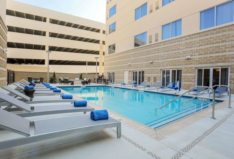 ホテル Doubletree By Hilton Evansville