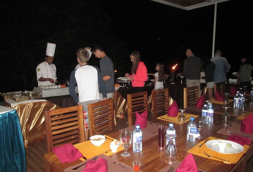 Отель Emerald Hill