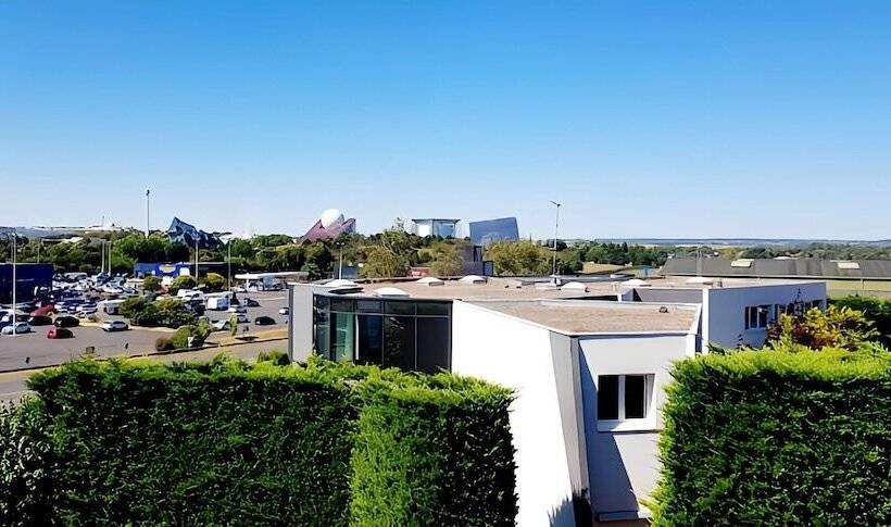 בית מלון כפרי Kyriad Direct Poitiers  Gare Du Futuroscope
