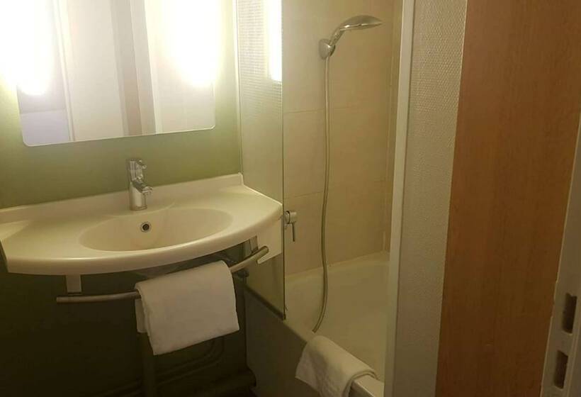 בית מלון כפרי Kyriad Direct Poitiers  Gare Du Futuroscope