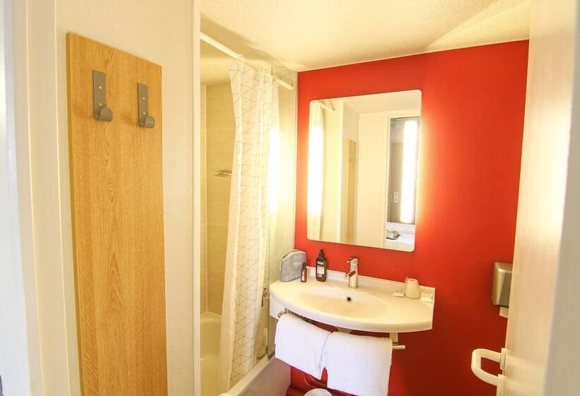 בית מלון כפרי Kyriad Direct Poitiers  Gare Du Futuroscope