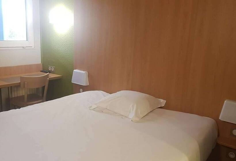 בית מלון כפרי Kyriad Direct Poitiers  Gare Du Futuroscope