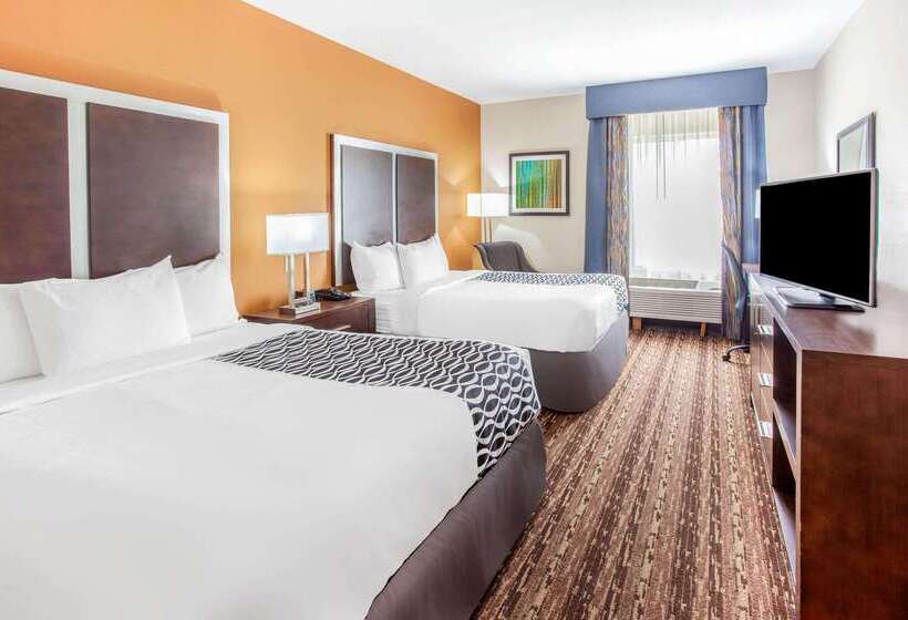 בית מלון כפרי La Quinta By Wyndham Gonzales Tx