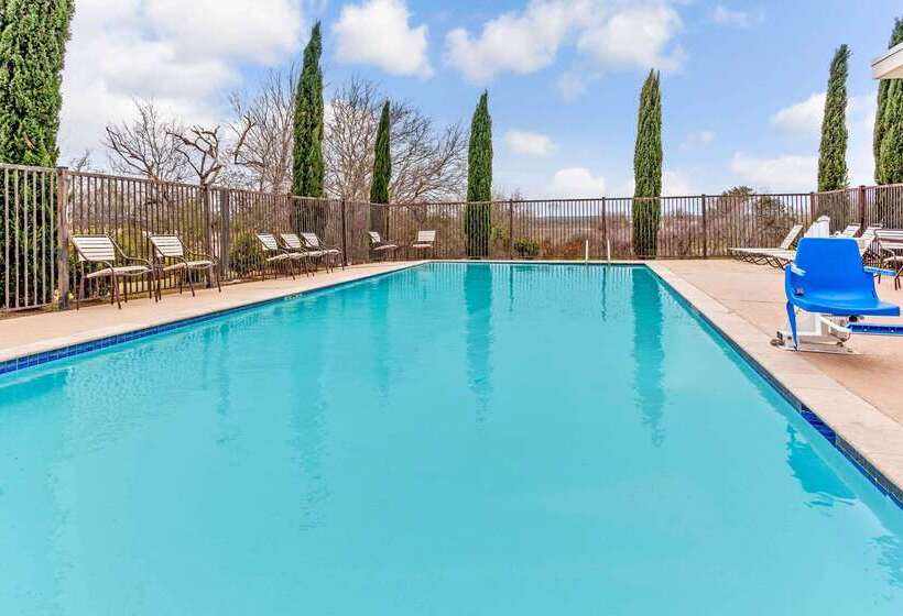 בית מלון כפרי La Quinta By Wyndham Gonzales Tx