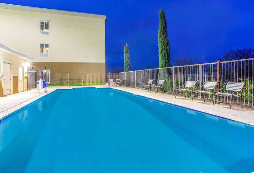 בית מלון כפרי La Quinta By Wyndham Gonzales Tx