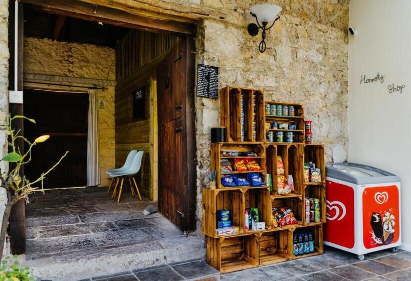 호텔 Little England Retreats Cottage, Yurt And Shepherd Huts