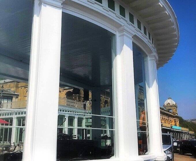 Rivelyn Hotel Bar & Restaurant