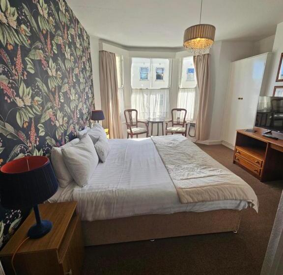 Rivelyn Hotel Bar & Restaurant