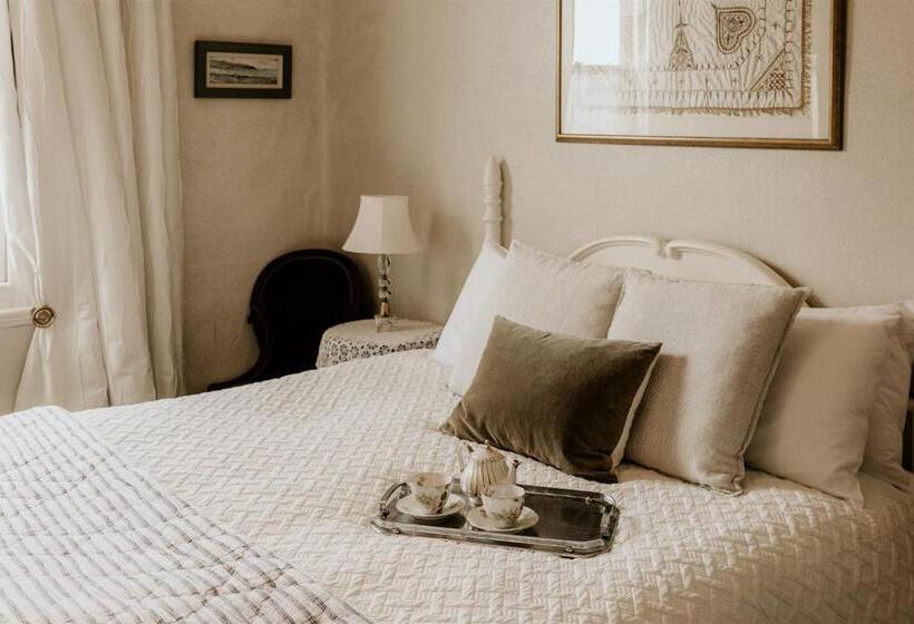 Stanley Hotel & Apartments