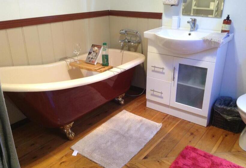 Must Love Dogs B&b & Self Contained Cottage