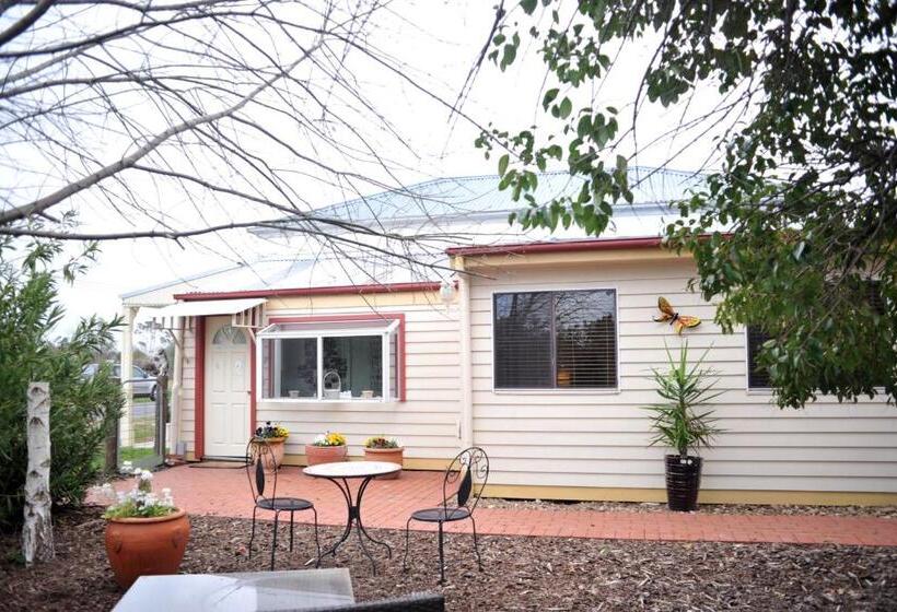 Must Love Dogs B&b & Self Contained Cottage