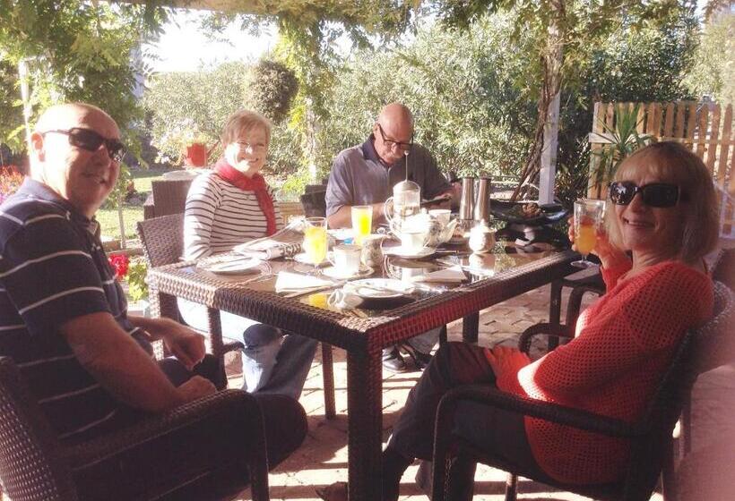 Must Love Dogs B&b & Self Contained Cottage