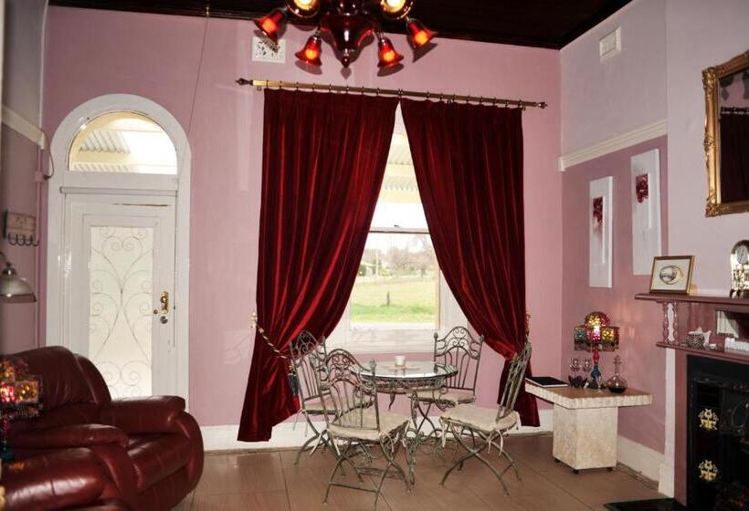 Must Love Dogs B&b & Self Contained Cottage