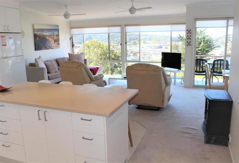 Pacific Heights Holiday Apartments & Munn S Tower House